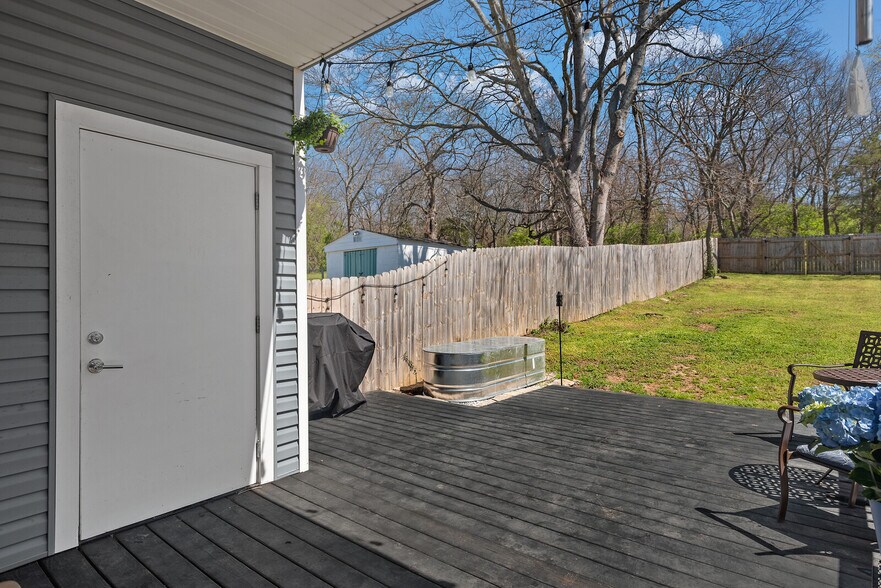 Building Photo - 221 Hillcrest Dr