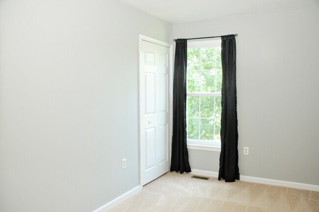 Building Photo - Charming End-Unit Townhouse in Mt. Airy Manor Community