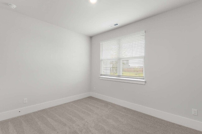 Building Photo - Spacious 4 Bedroom Home in Blake Farm