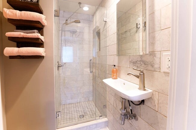 Building Photo - !! DESIRABLE 3 BEDROOM 3 BATHROOM LOCATED IN BEAUTIFUL RANCHO PALOS VERDES !!
