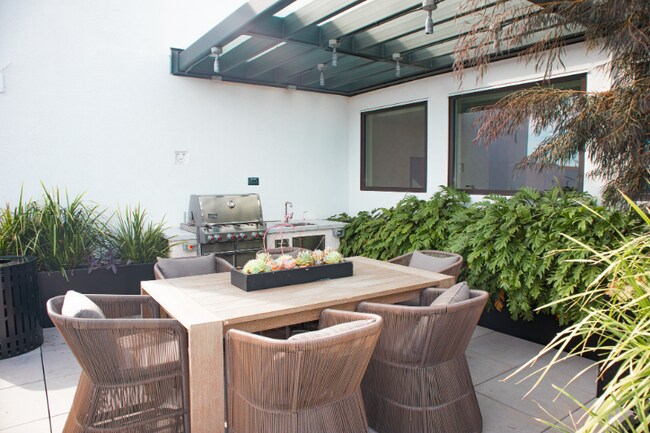 Building Photo - 3578 Rambla Pl