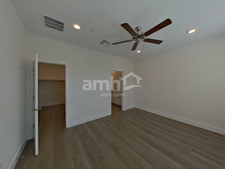 Building Photo - 901 English Primrose St