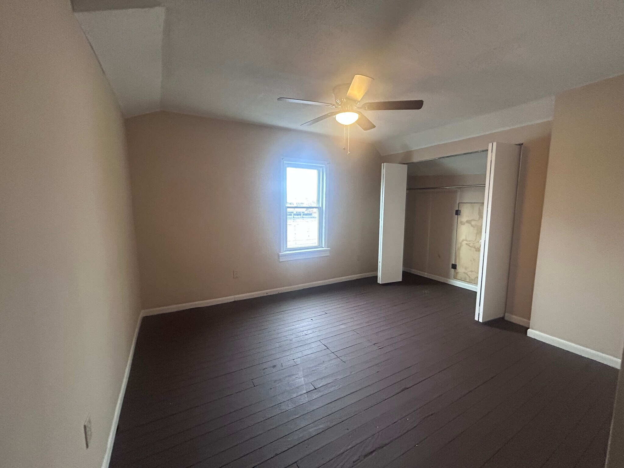 Building Photo - 9501 Rosewood Ave