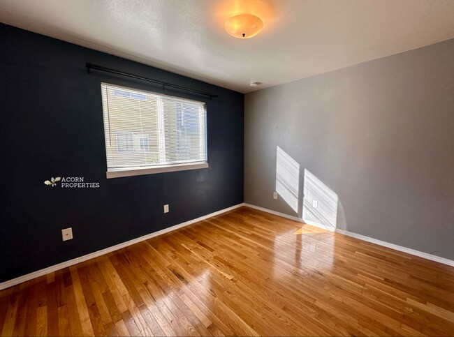 Building Photo - 537 NE Ellis Way