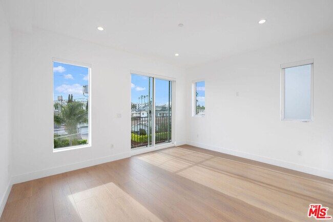 Building Photo - 5246 Auckland Ave