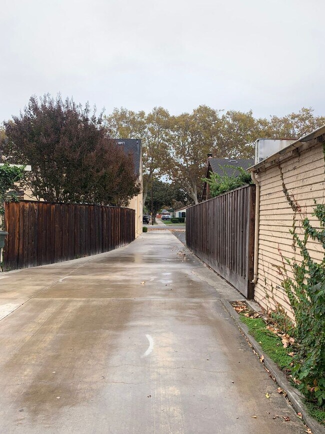 Building Photo - 1 Bedroom Casita Near Downtown Hollister