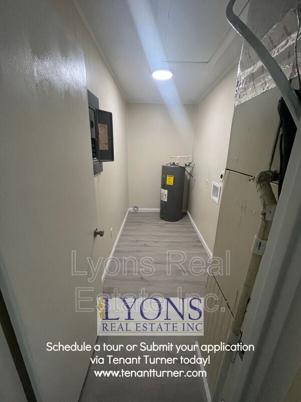 Building Photo - 903 Greenwood Dr