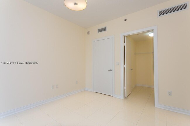 Building Photo - 1060 Brickell Ave