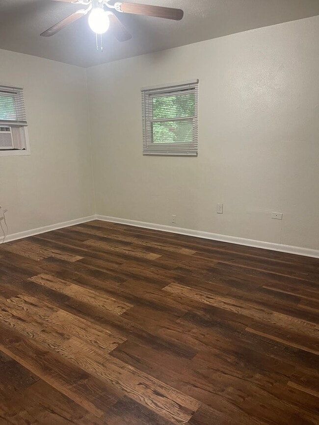 Building Photo - One bedroom, 1 bath Apartment on Airport Drive!