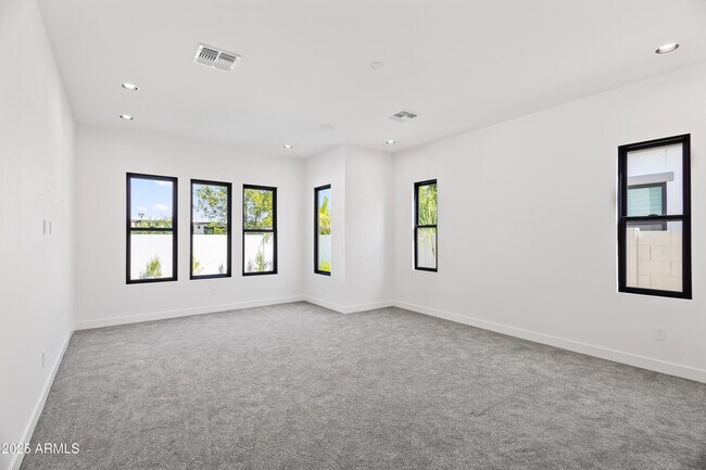 Building Photo - 1538 W Wagon Wheel Dr