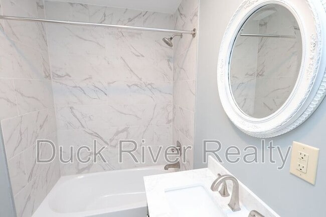 Building Photo - 504 W 6th St