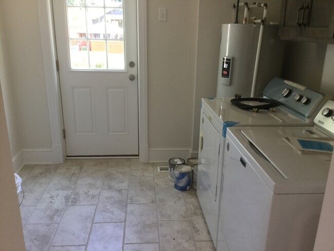 Building Photo - 2 Bed 1 Bath Renovated Home Forest Hill Park/Woodland Heights Area