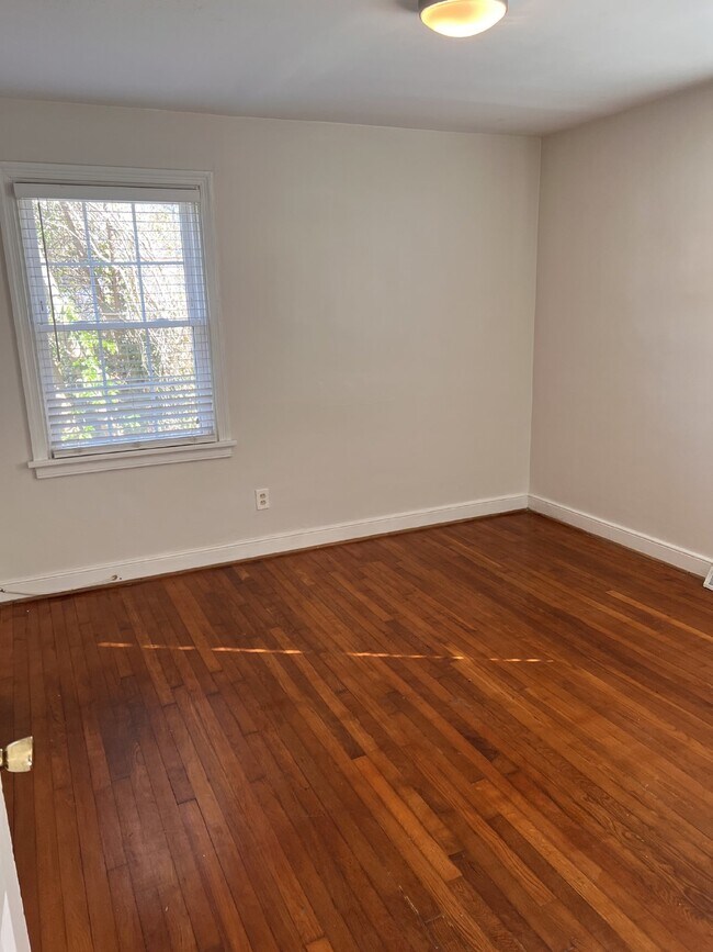 Building Photo - Adorable 2 Bedroom/1 Bath