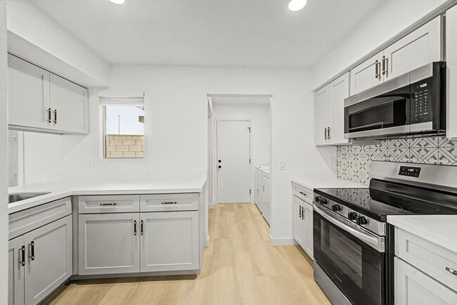 Building Photo - South Tempe 3BR Townhome w/ Private Yard, W/D & Parking