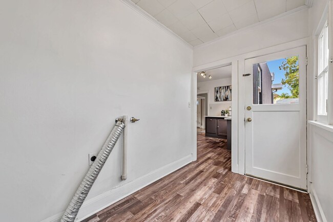 Building Photo - Rose garden area 3 bedroom 1 bath