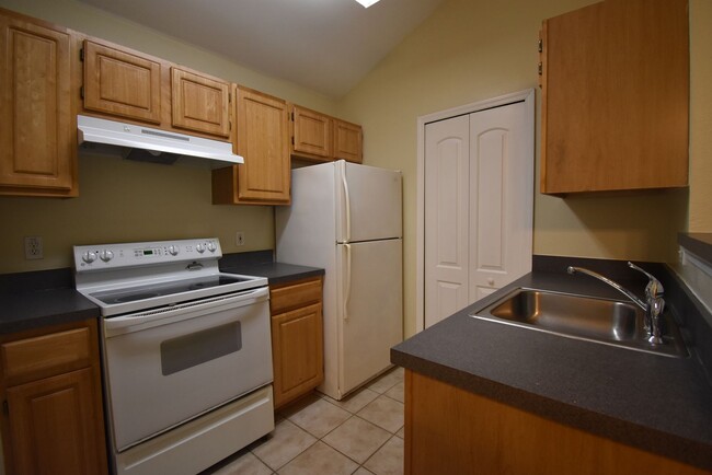 Building Photo - ORLANDO: 1 bed/1 Bath, Gated Community of ...