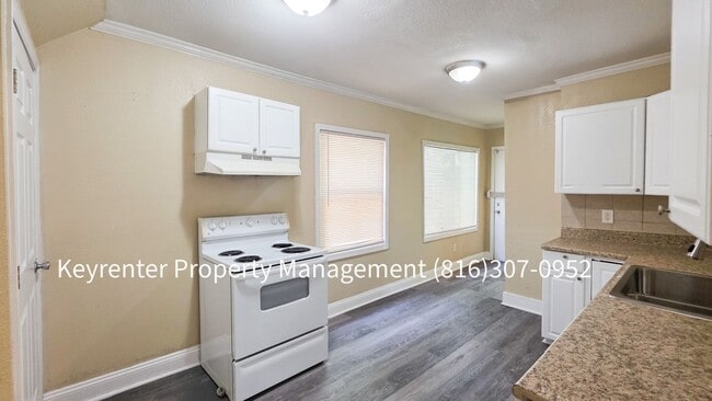 Building Photo - 4 Bed, 1 Bath Home available now!