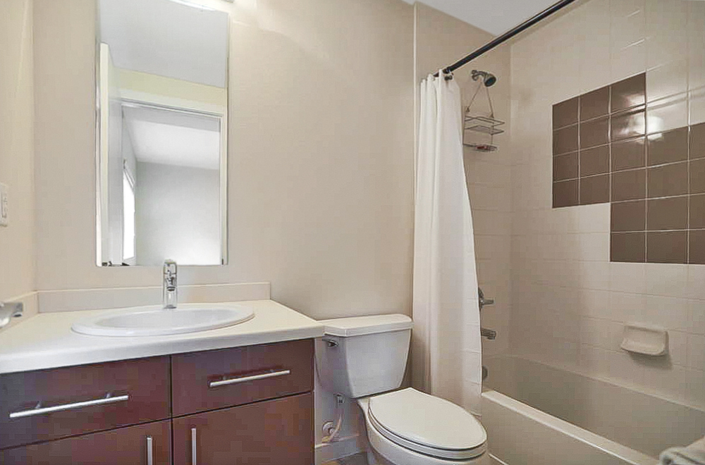 Bdrm #2 ensuite bathroom - 3400 Larimer St