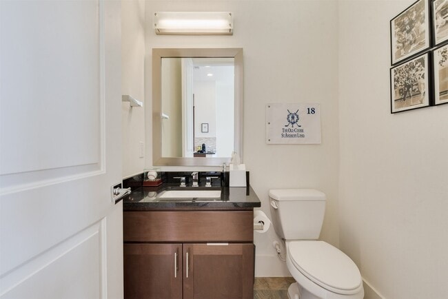 Building Photo - 5429C Hidalgo St