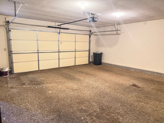 Building Photo - Bellevue!  2 Bedroom / 2 Bath House w/ Loft!  Renovated - Pet Friendly