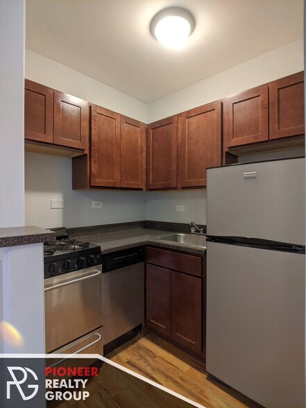 Building Photo - 833 W Wolfram St