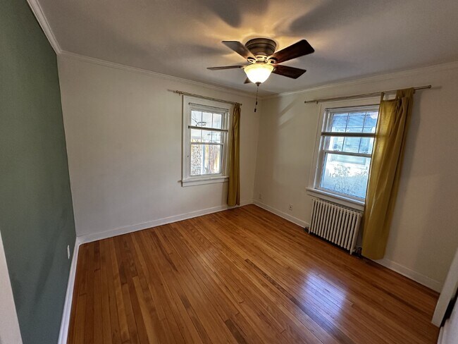 Building Photo - AVAILABLE NOW! "Charming 3-Bedroom Oasis with 2 Full Baths in the Sunset Neighborhood!"