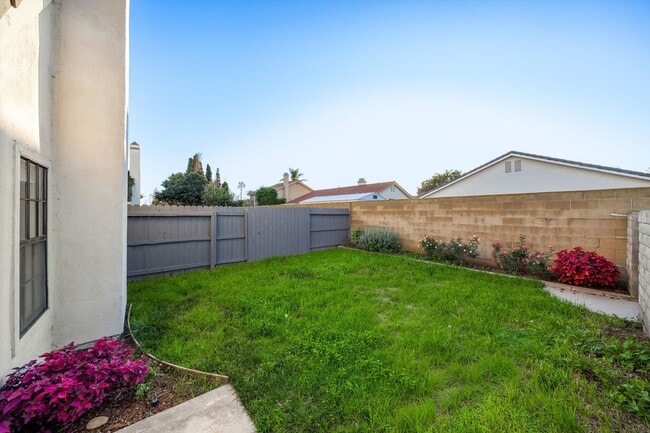 Building Photo - Large Renovated 3bed x 2.5bath Townhouse with Private Patio & 2-Car Garage