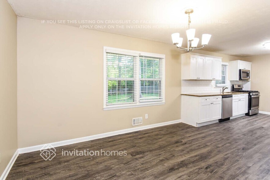 Building Photo - 1634 E Lake Dr