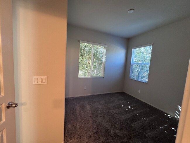 Building Photo - Large Newer Home - 4 Bedroom / 3 1/2 Bath