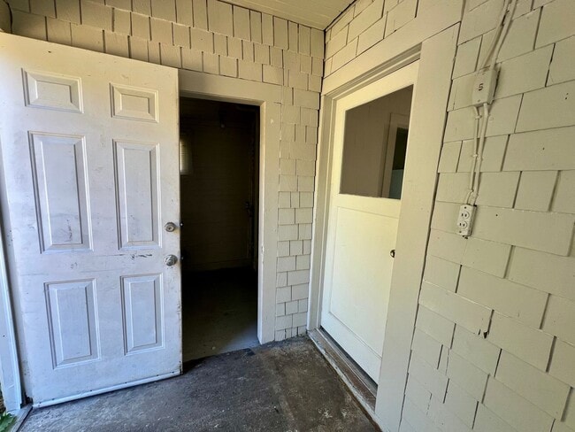 Building Photo - 1 Bed, 1 Bath House