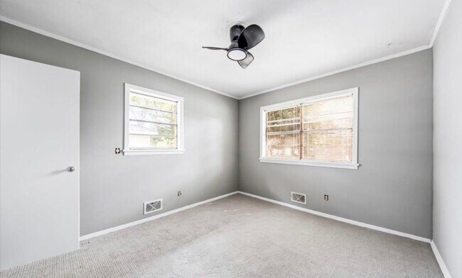 Building Photo - 2363 Robin Hood Rd