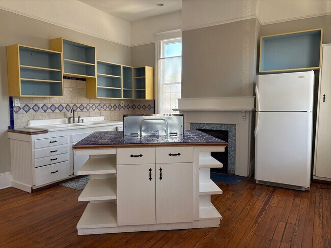 Building Photo - Beautiful Downtown Apartment