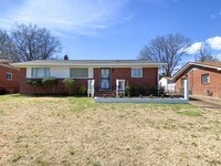 Building Photo - 4 bedroom, 2 bathroom recently updated in ...