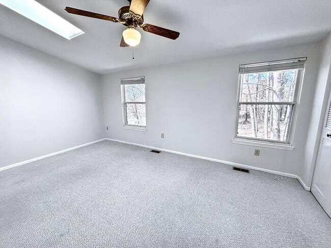 Building Photo - Charming 2-Bedroom Home with Modern Amenit...