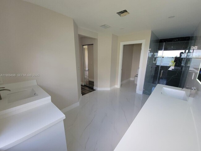 Building Photo - 5337 SW 183rd Ave