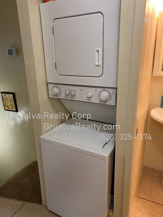 Building Photo - AVAILABLE JUNE - Furnished 2 Bedroom Condo with Community Pool Close to the UofA! (Speedway/Euclid)