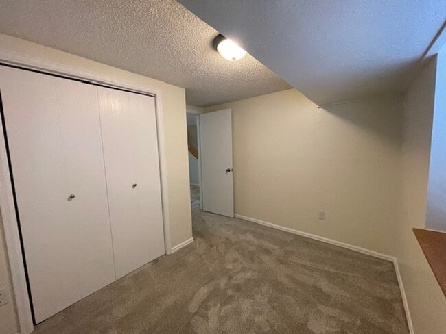 Building Photo - House For Lease