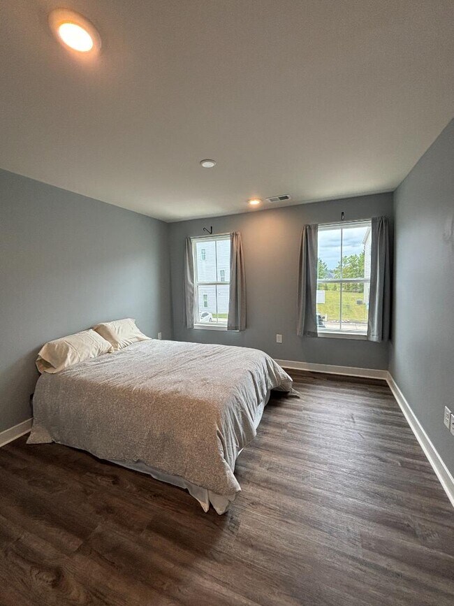 Building Photo - 300 Golan Cir