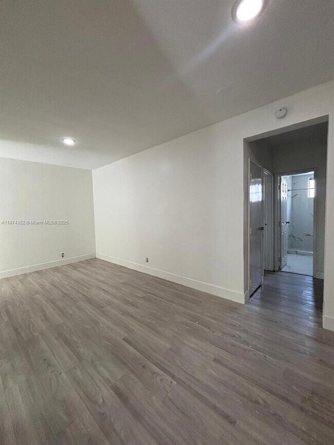 Building Photo - 2025 Bay Dr
