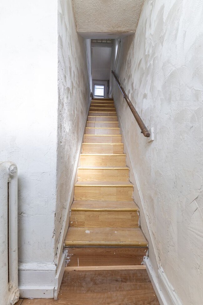 Building Photo - Fully Renovated 3-Bedroom Apartment – Seco...