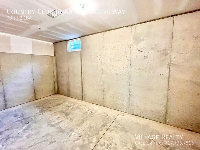 Building Photo - 705 Country Club Rd