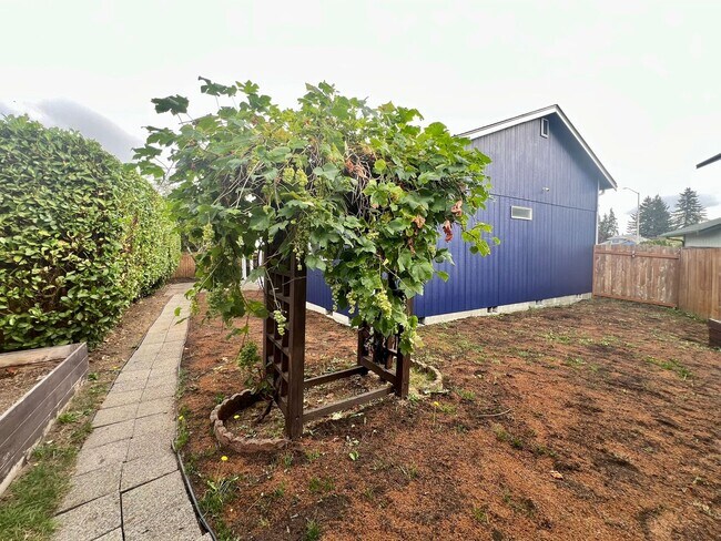 Building Photo - Well Maintained 3BD - Yard Maint. Included