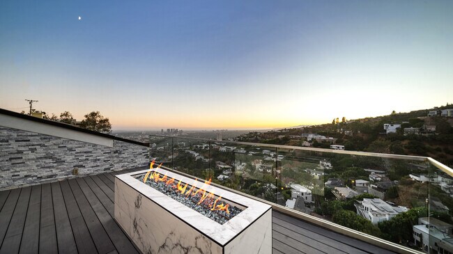 Building Photo - 1623 Viewmont Dr