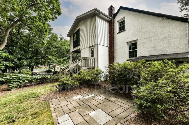Building Photo - 419 S Barton St