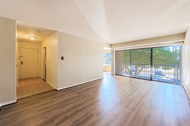 Building Photo - 9728 Kingsbridge Dr