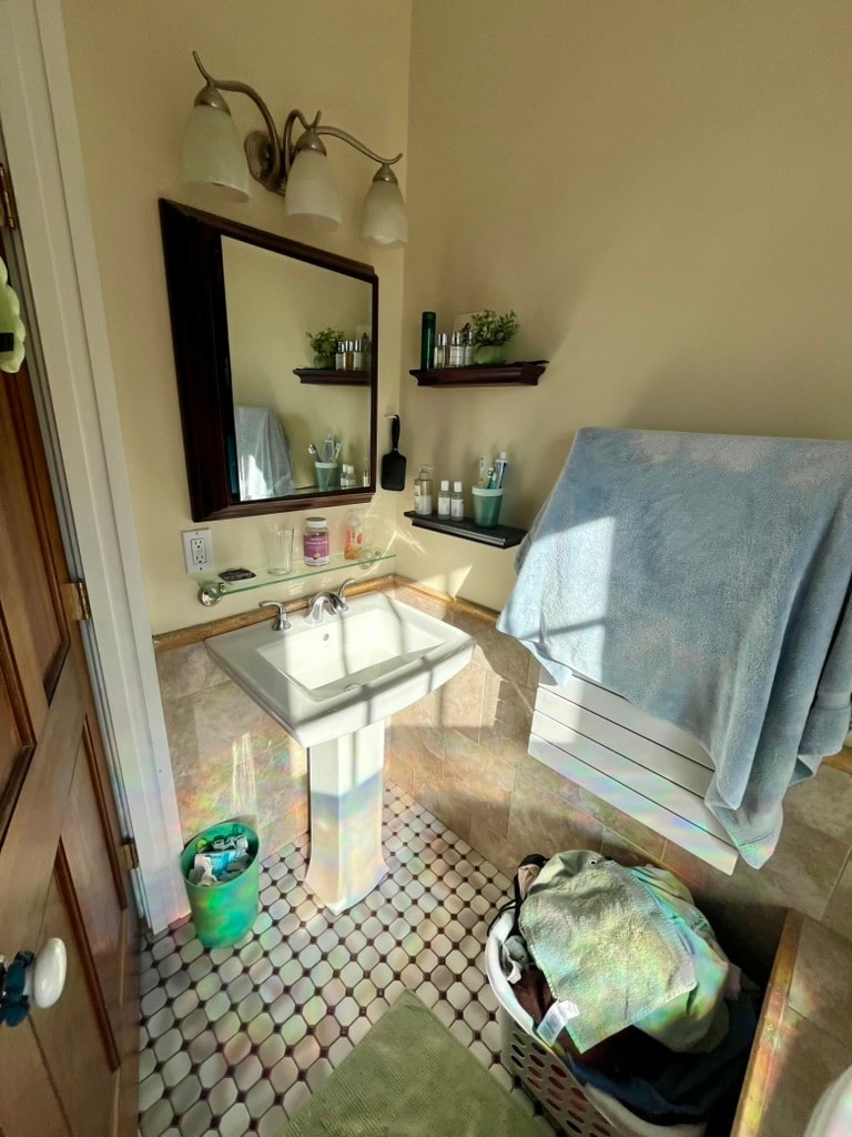 Sink and heated towel rack - 87 Park St