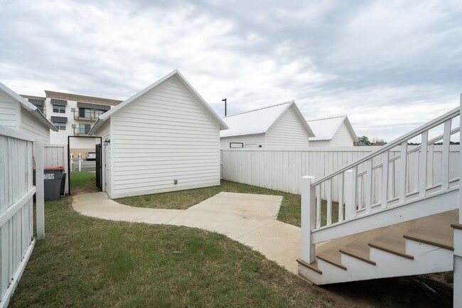 Building Photo - 2100 Loretta Parker Ln