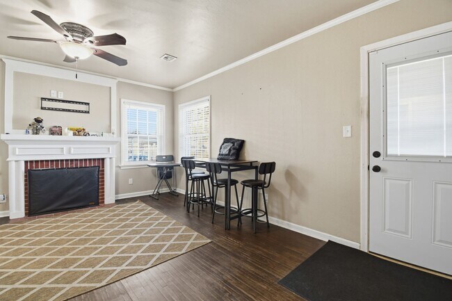 Building Photo - Spacious Home near I-244