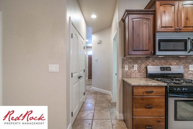 Building Photo - Beautiful Southgate Townhome!