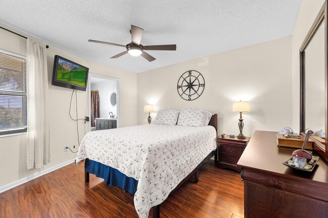 Building Photo - 2083 NE Collins Cir